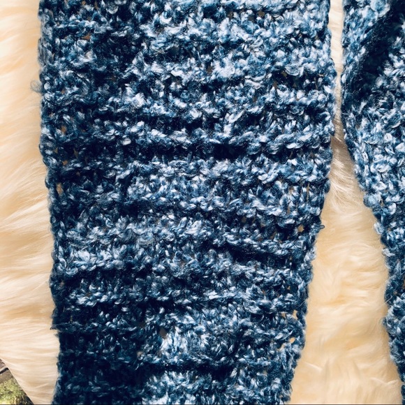 Chunky blue yarn winter scarf with fringe - Picture 2 of 3